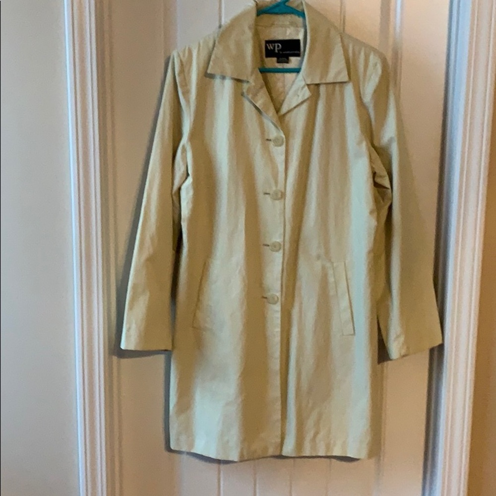 Cream cloth raincoat